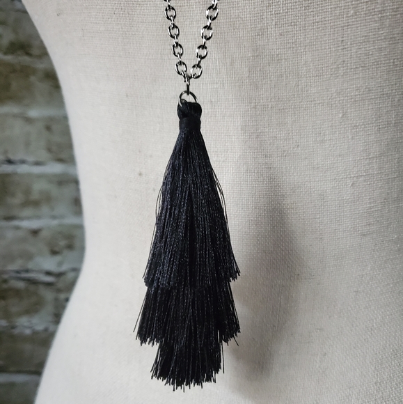 Silver w/ fringe necklace and earrings - Picture 3 of 4